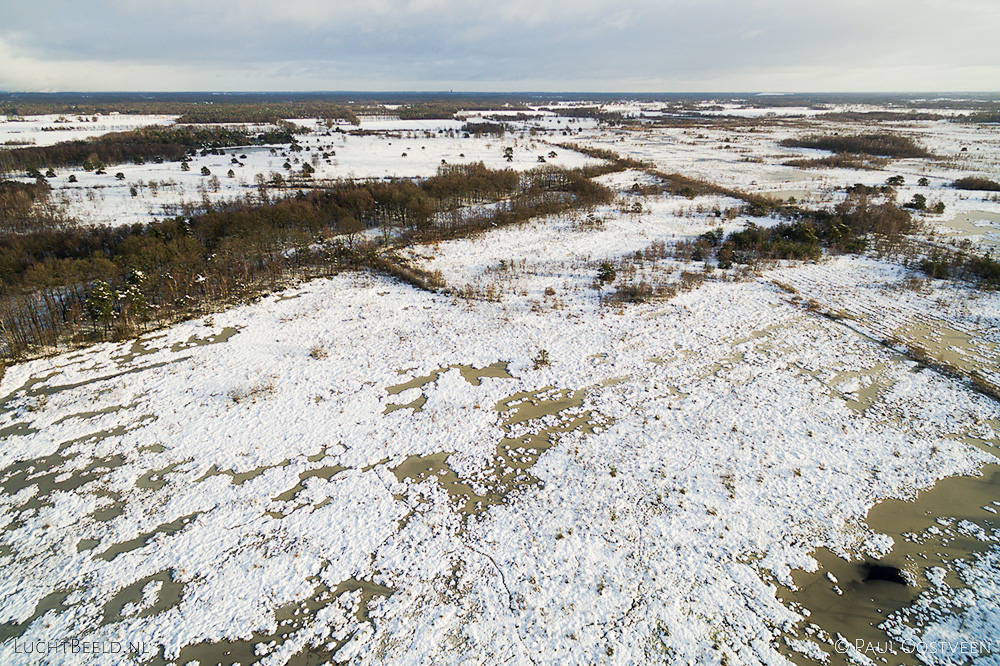 Sneeuw in het Haaksbergerveen, gefotografeerd met een camera drone