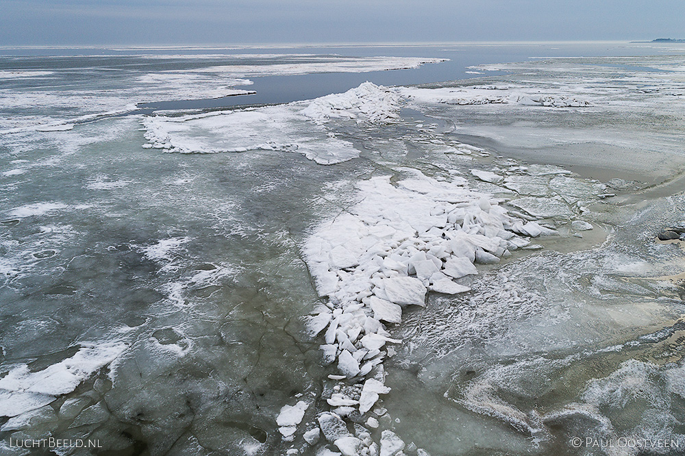 Kruiend ijs in het Markermeer, gefotografeerd vanuit de lucht met een drone.