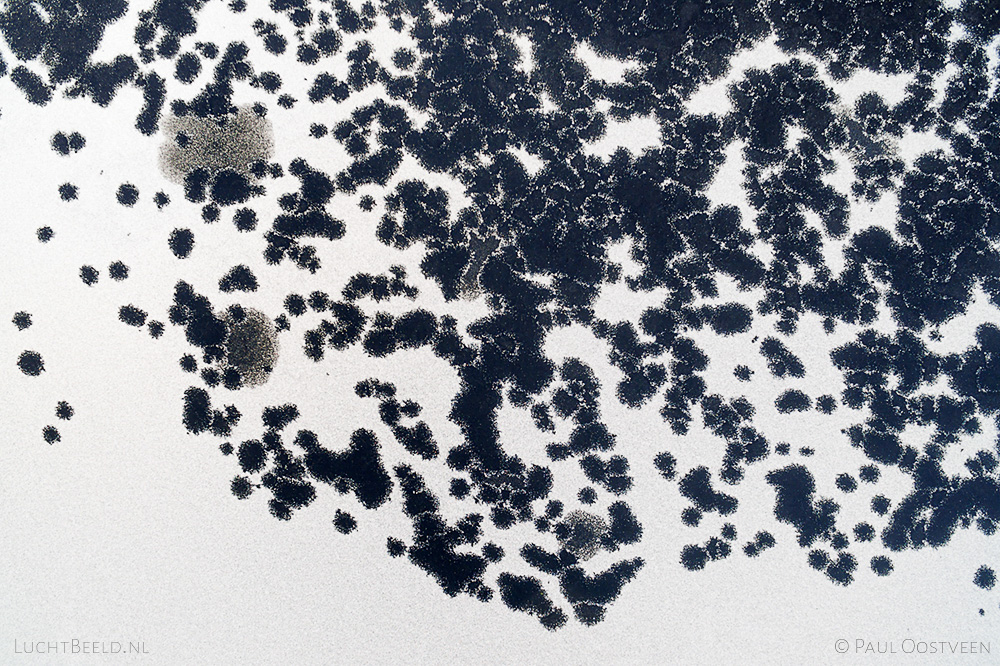 Sneeuw en ijs, van boven gefotografeerd met een camera drone.