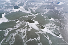 Bevroren Markermeer. IJs vanuit de lucht gefotografeerd met een drone.