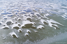 Bevroren Gouwzee in het Markermeer. IJs gefotografeerd met een drone.