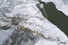 Kruiend ijs in het Markermeer, gefotografeerd met een drone.
