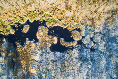 Dooi (in de zon) en vorst (in de schaduw), van boven gefotografeerd met een cameradrone.